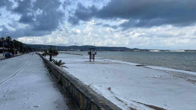 İzmir'de dolu: Sokaklar beyaza büründü 3