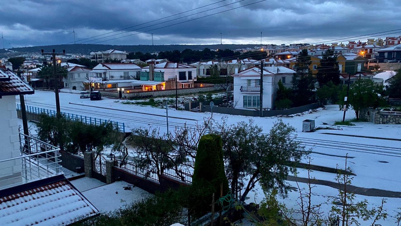 İzmir'de dolu: Sokaklar beyaza büründü 8