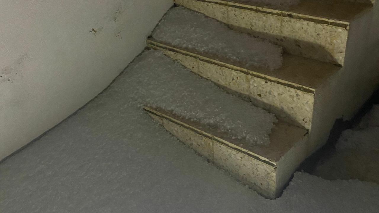 İzmir'de dolu: Sokaklar beyaza büründü 6