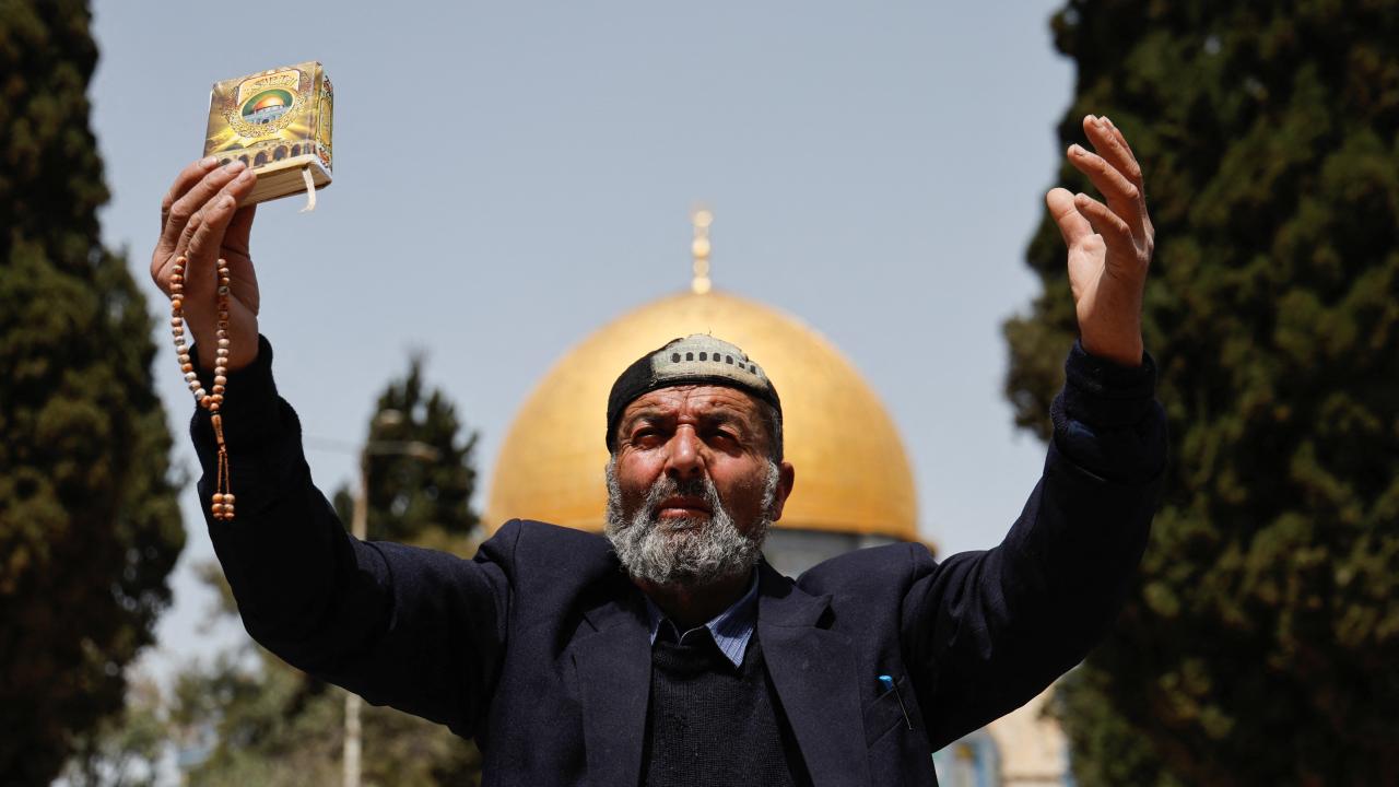 İsrail'in saldırılarının ardından Mescid-i Aksa'da cuma namazı eda edildi 29