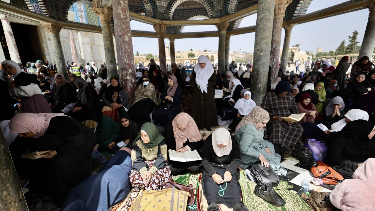 İsrail'in saldırılarının ardından Mescid-i Aksa'da cuma namazı eda edildi 30