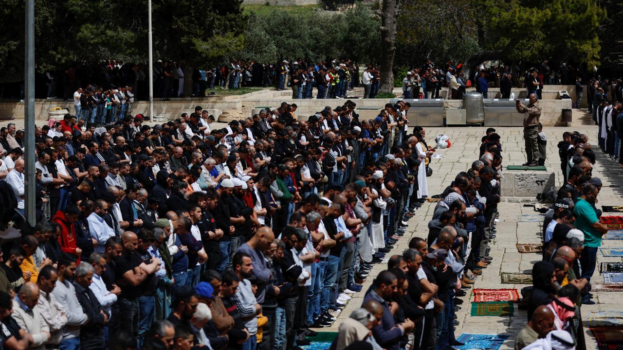 İsrail'in saldırılarının ardından Mescid-i Aksa'da cuma namazı eda edildi 31