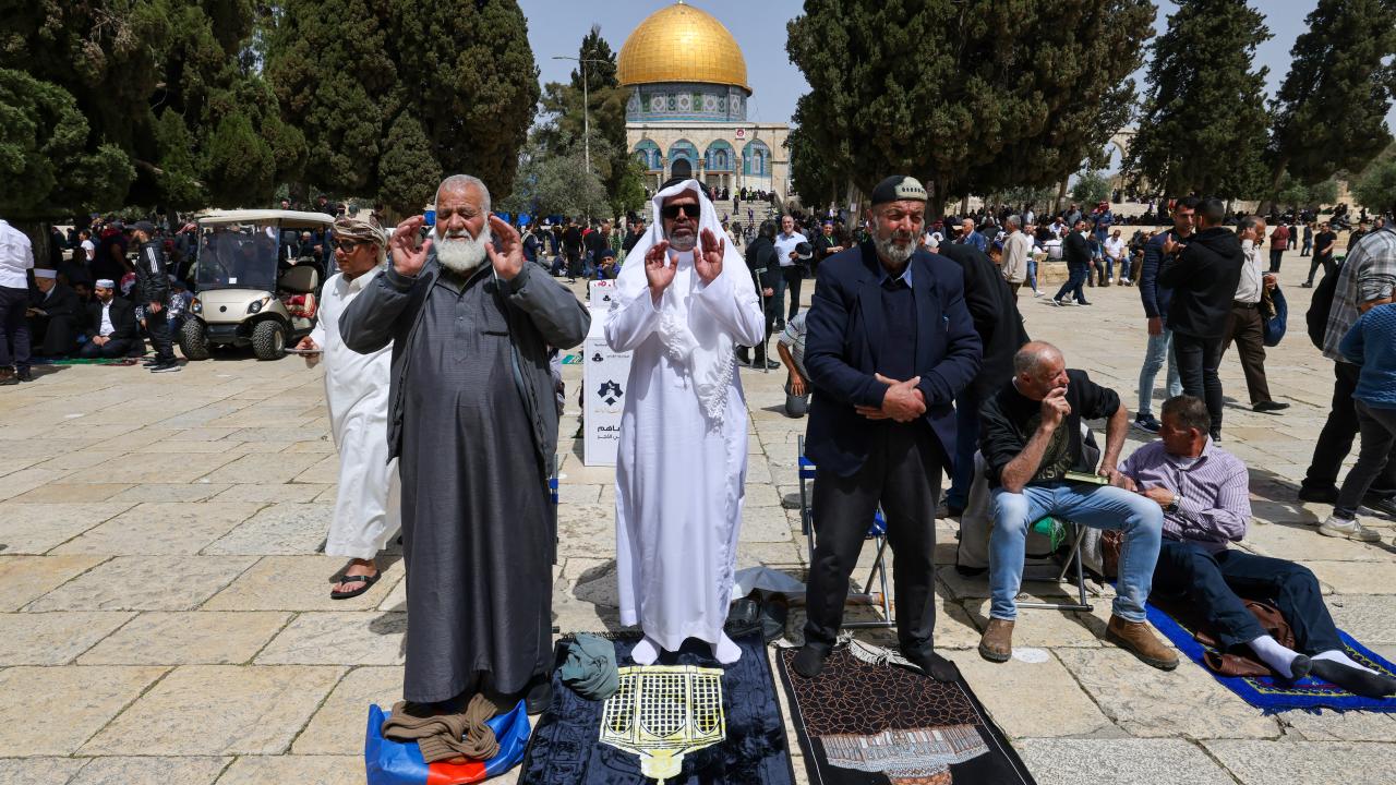 İsrail'in saldırılarının ardından Mescid-i Aksa'da cuma namazı eda edildi 27