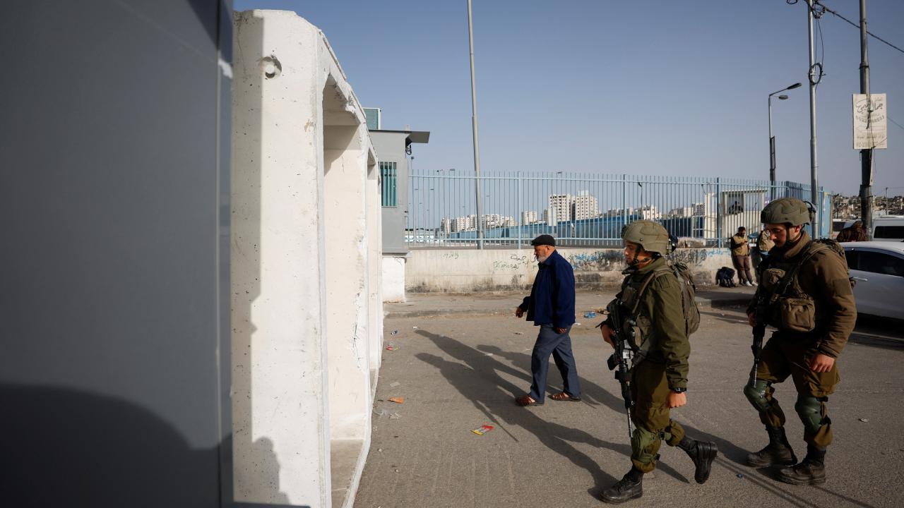 İsrail'in saldırılarının ardından Mescid-i Aksa'da cuma namazı eda edildi 24