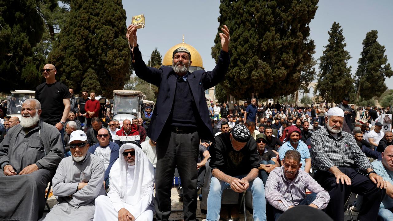 İsrail'in saldırılarının ardından Mescid-i Aksa'da cuma namazı eda edildi 25