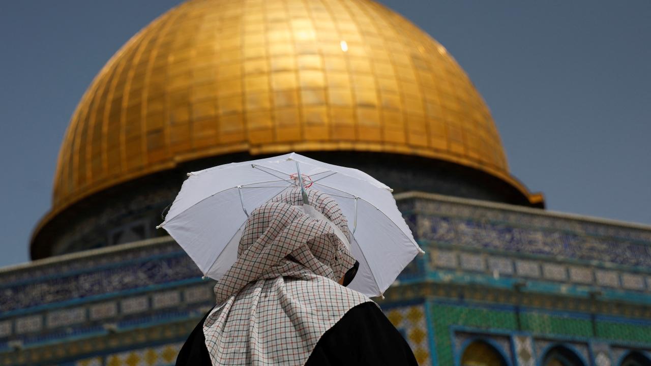 İsrail'in saldırılarının ardından Mescid-i Aksa'da cuma namazı eda edildi 20