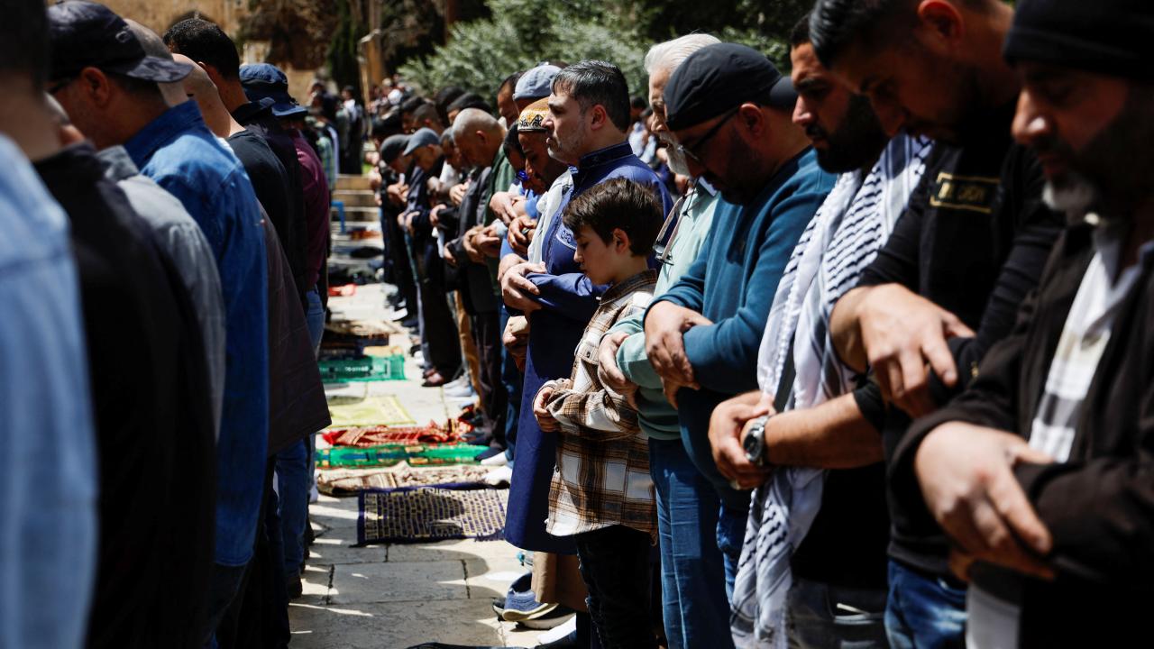 İsrail'in saldırılarının ardından Mescid-i Aksa'da cuma namazı eda edildi 21