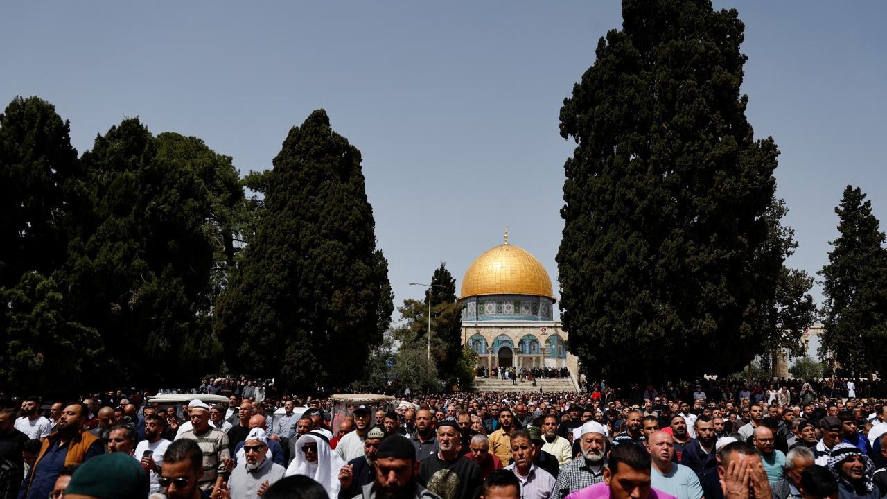 İsrail'in saldırılarının ardından Mescid-i Aksa'da cuma namazı eda edildi 17