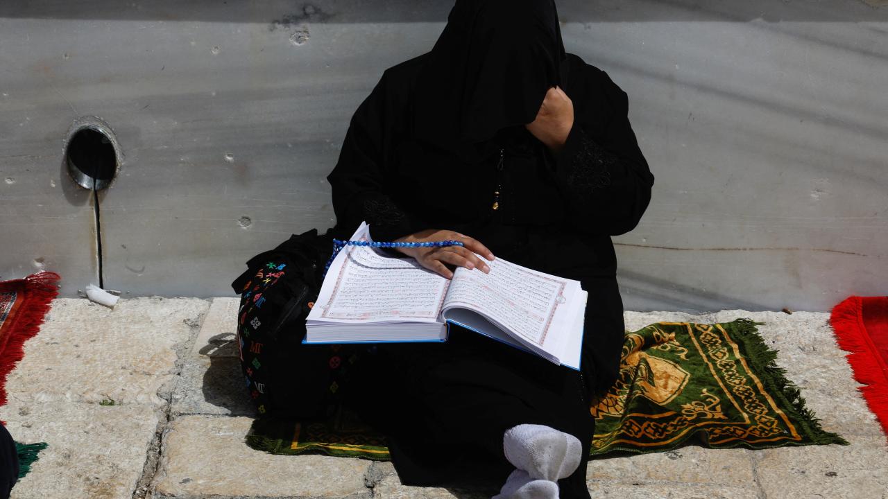 İsrail'in saldırılarının ardından Mescid-i Aksa'da cuma namazı eda edildi 18