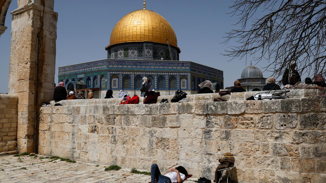 İsrail'in saldırılarının ardından Mescid-i Aksa'da cuma namazı eda edildi 14