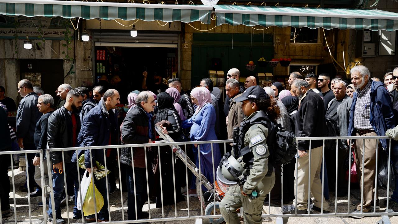 İsrail'in saldırılarının ardından Mescid-i Aksa'da cuma namazı eda edildi 15