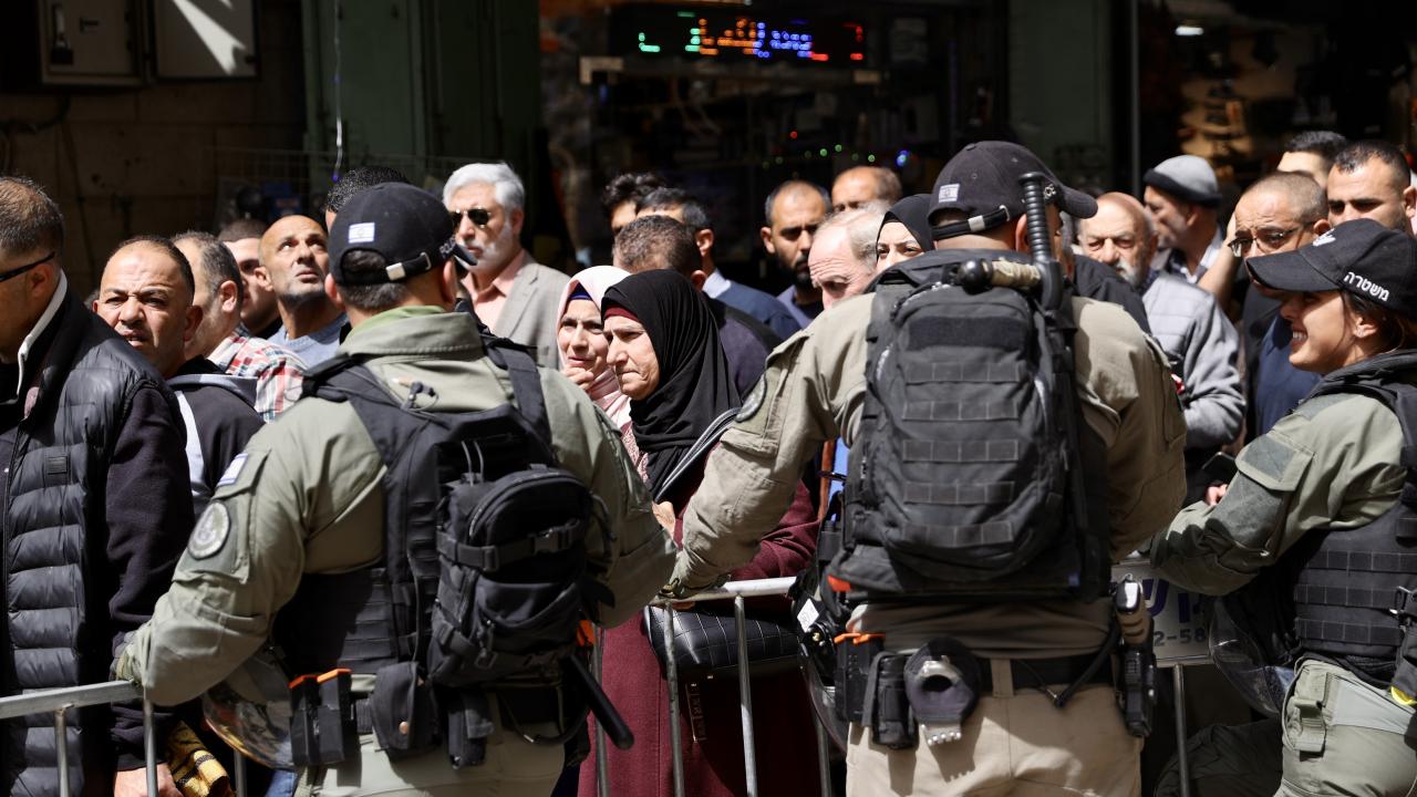 İsrail'in saldırılarının ardından Mescid-i Aksa'da cuma namazı eda edildi 16