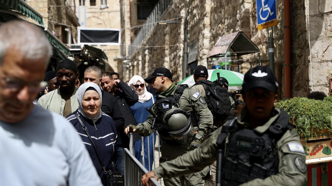 İsrail'in saldırılarının ardından Mescid-i Aksa'da cuma namazı eda edildi 11