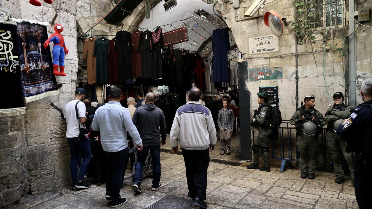 İsrail'in saldırılarının ardından Mescid-i Aksa'da cuma namazı eda edildi 12