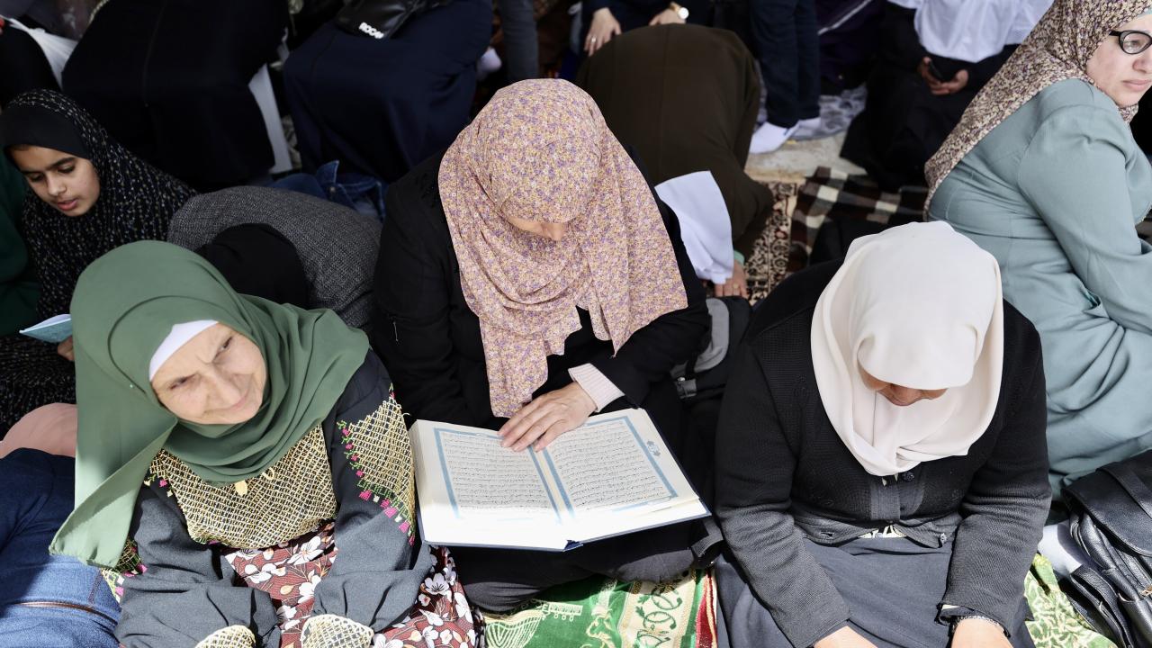 İsrail'in saldırılarının ardından Mescid-i Aksa'da cuma namazı eda edildi 10