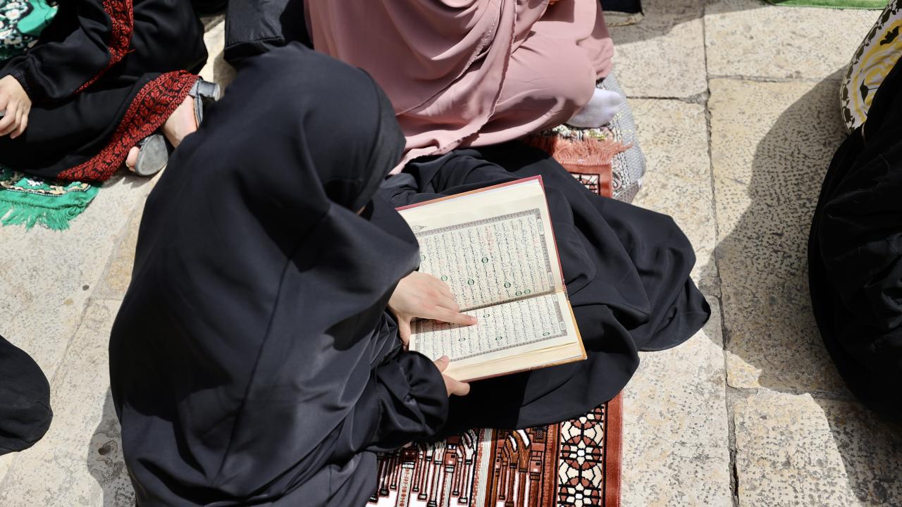 İsrail'in saldırılarının ardından Mescid-i Aksa'da cuma namazı eda edildi 7