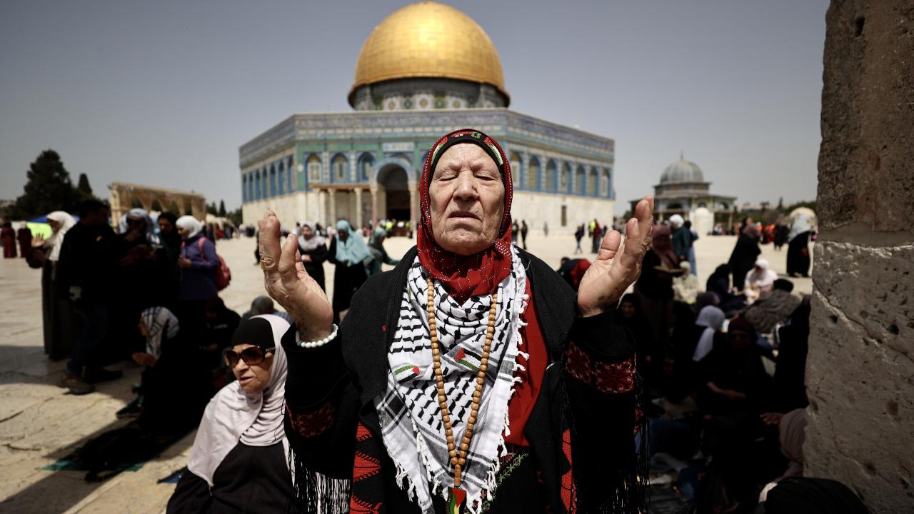 İsrail'in saldırılarının ardından Mescid-i Aksa'da cuma namazı eda edildi 1