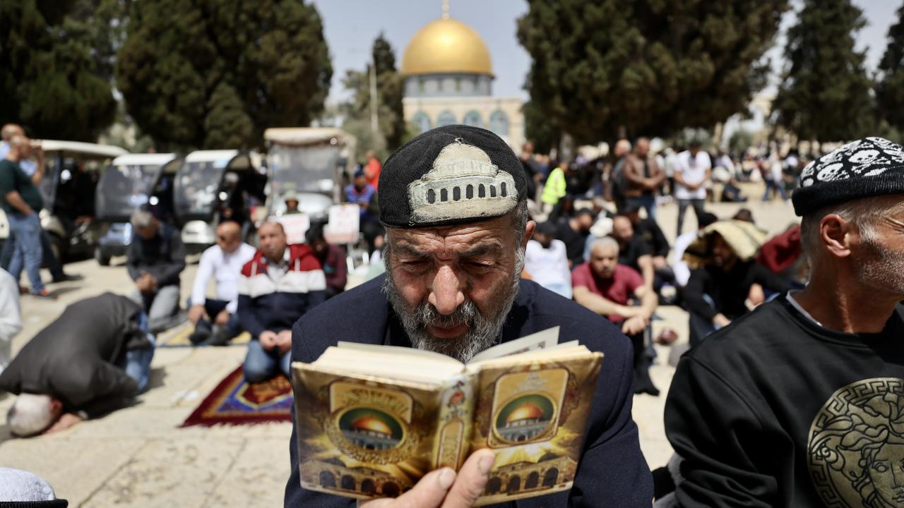 İsrail'in saldırılarının ardından Mescid-i Aksa'da cuma namazı eda edildi 8