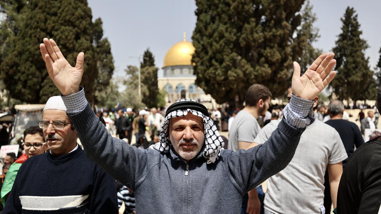 İsrail'in saldırılarının ardından Mescid-i Aksa'da cuma namazı eda edildi 5