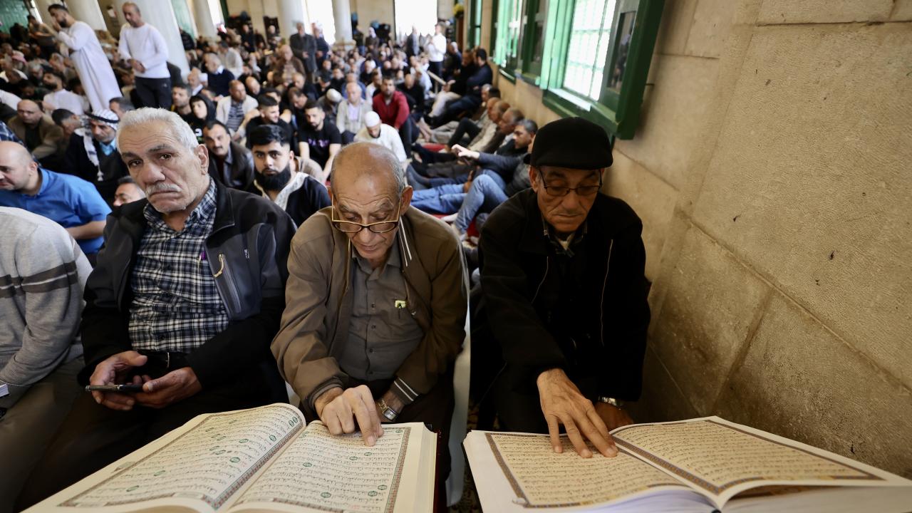 İsrail'in saldırılarının ardından Mescid-i Aksa'da cuma namazı eda edildi 2