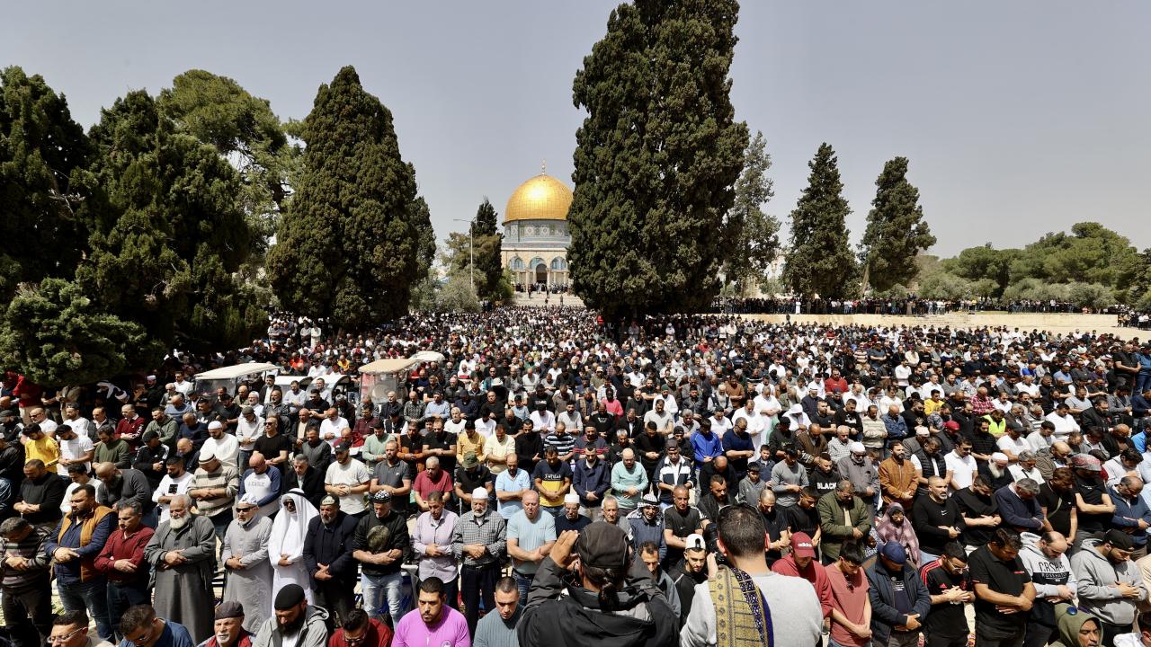 İsrail'in saldırılarının ardından Mescid-i Aksa'da cuma namazı eda edildi 4
