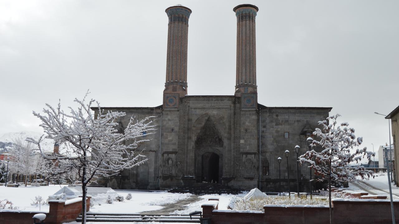 Erzurum, ilkbaharda yağan karla beyaza büründü 1
