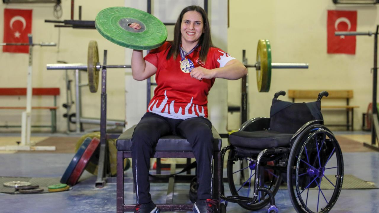 Yürüyebilmek için başladığı halterde Türkiye şampiyonu oldu 3