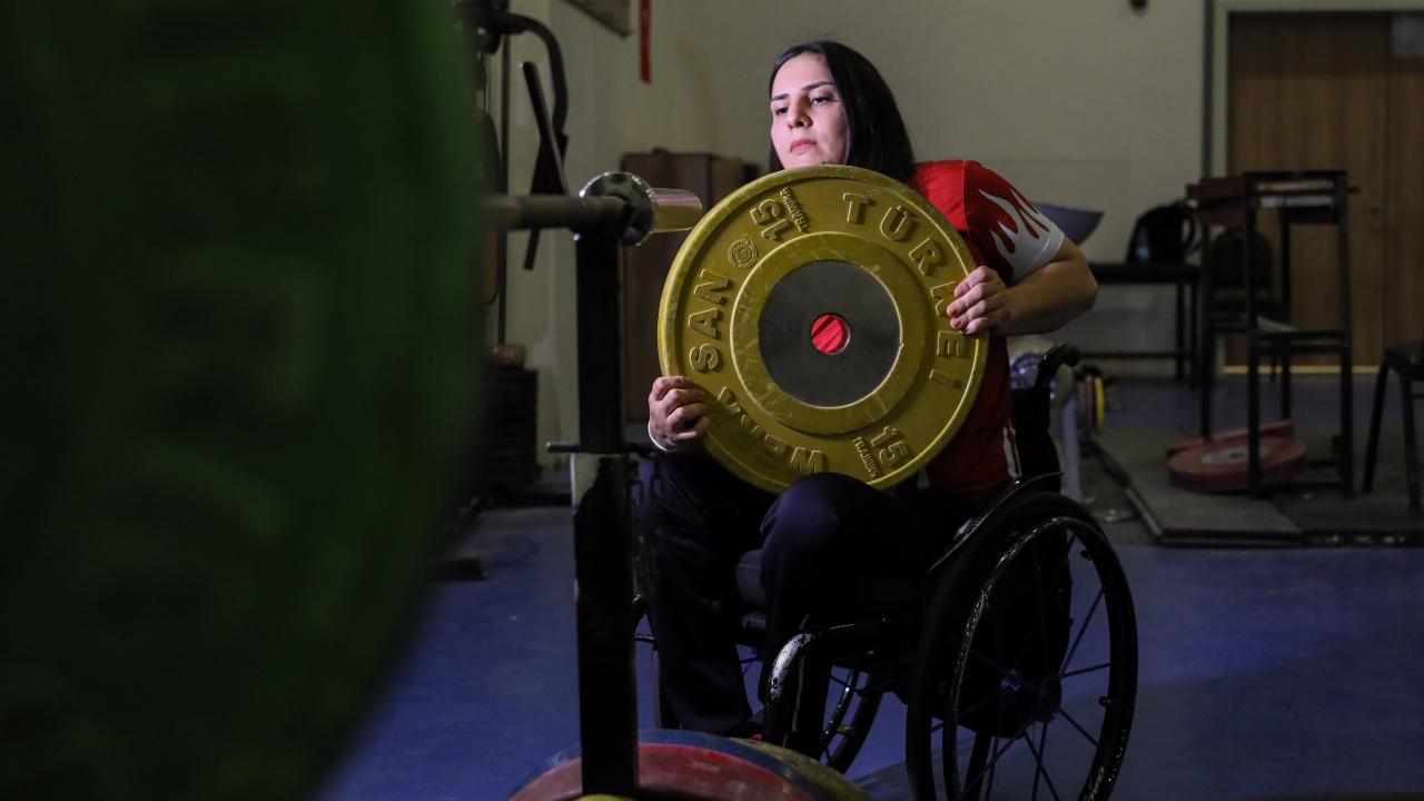 Yürüyebilmek için başladığı halterde Türkiye şampiyonu oldu 1