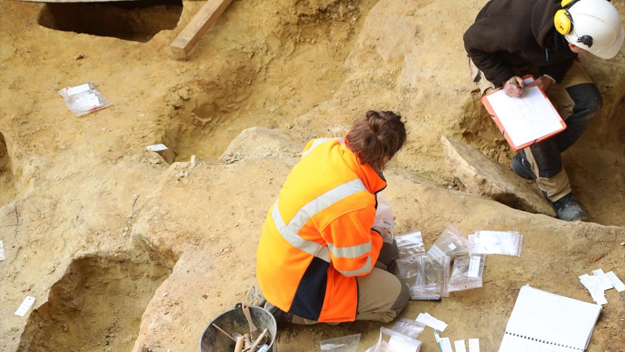 Paris'te 50 antik mezar bulundu 17