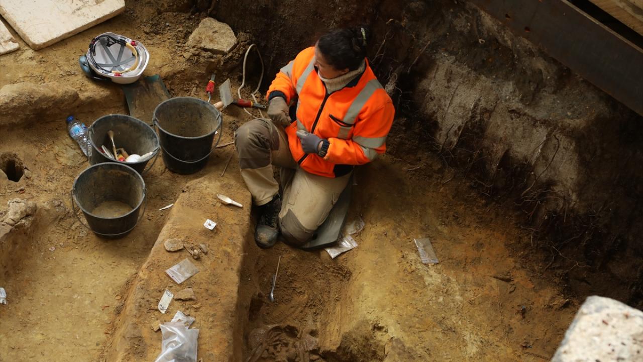 Paris'te 50 antik mezar bulundu 14