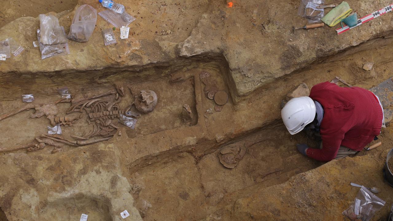 Paris'te 50 antik mezar bulundu 10