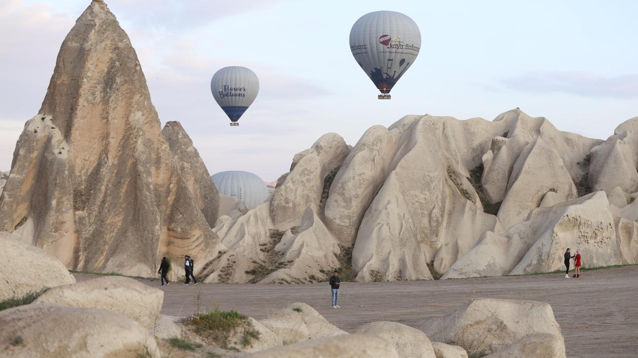 Sıcak hava balonları peribacaları üzerinde süzüldü 15