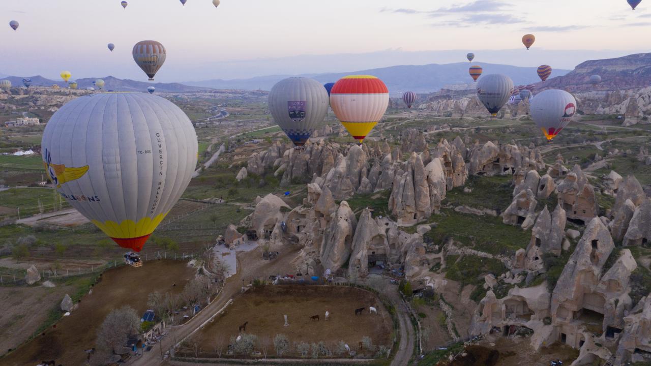 Sıcak hava balonları peribacaları üzerinde süzüldü 14