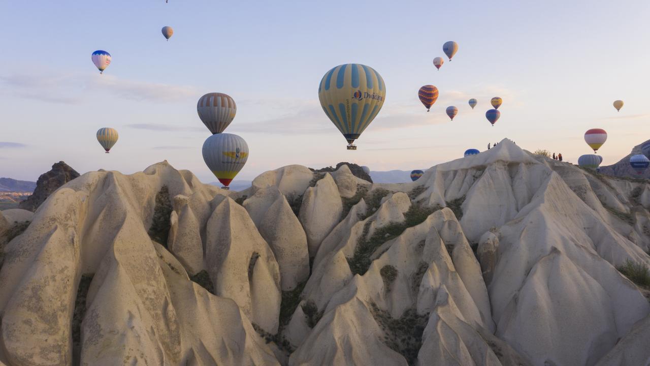 Sıcak hava balonları peribacaları üzerinde süzüldü 1
