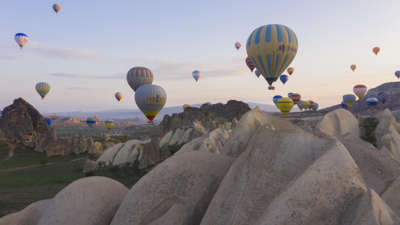 Sıcak hava balonları peribacaları üzerinde süzüldü 12