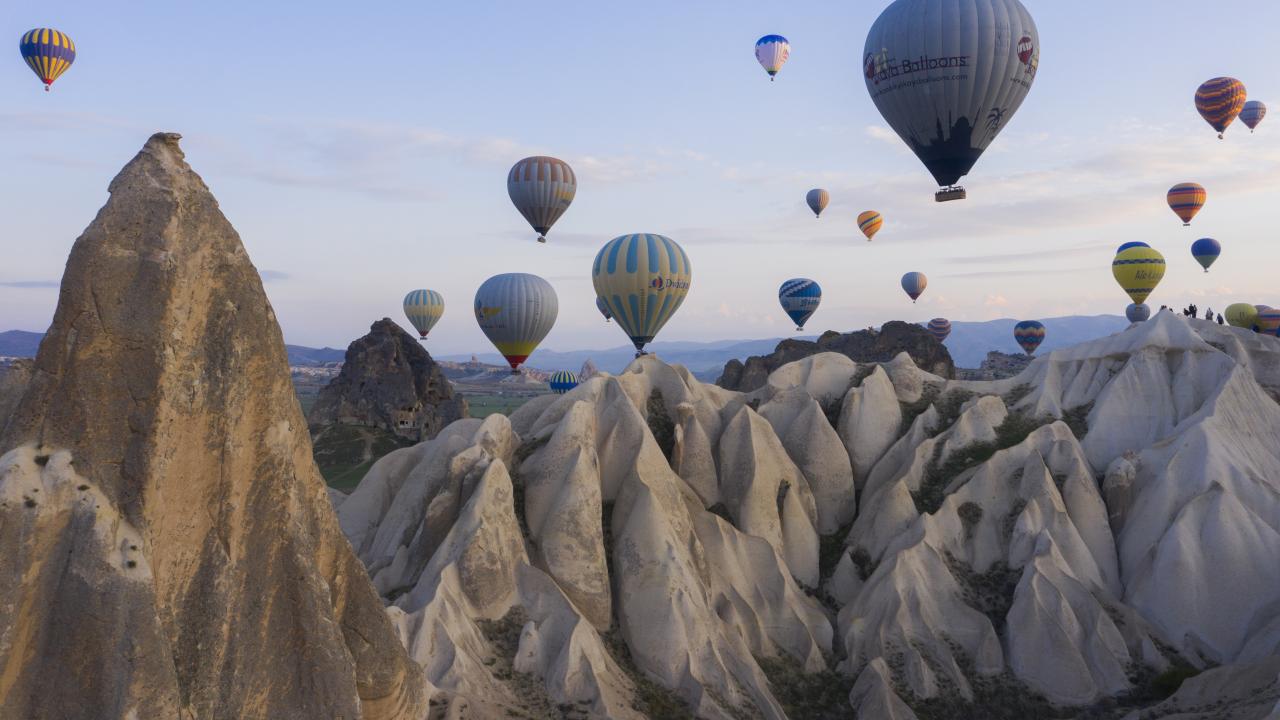 Sıcak hava balonları peribacaları üzerinde süzüldü 13