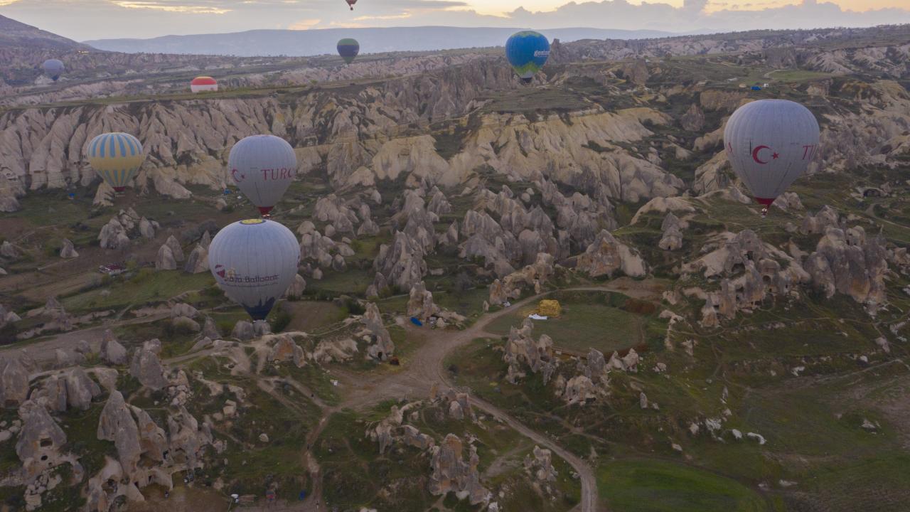 Sıcak hava balonları peribacaları üzerinde süzüldü 10