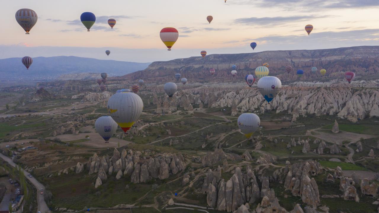 Sıcak hava balonları peribacaları üzerinde süzüldü 5