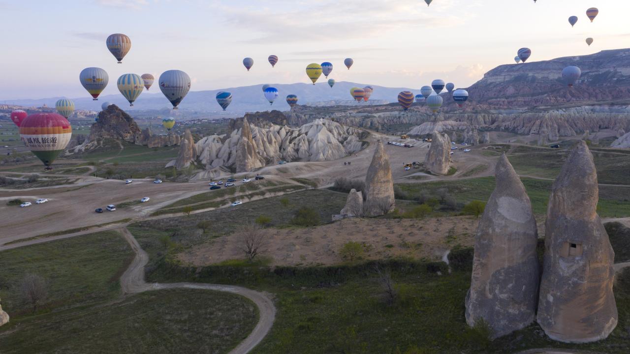 Sıcak hava balonları peribacaları üzerinde süzüldü 9