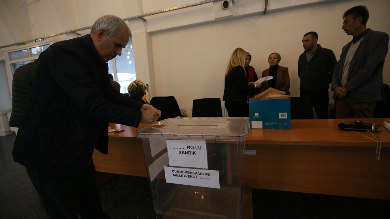 Yurt dışında ve sınır kapılarında oy verme işlemi başladı 4