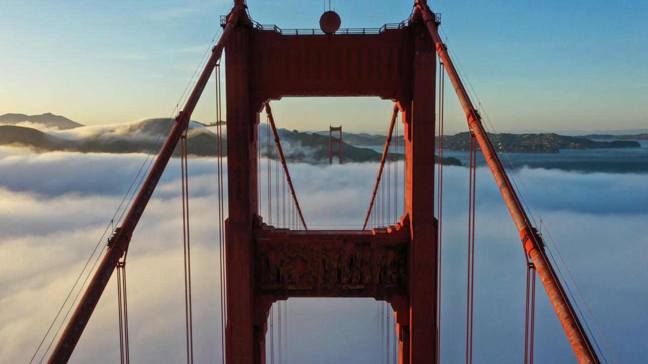 Görenler şaştı kaldı! Sis ünlü köprüyü böyle yuttu 9