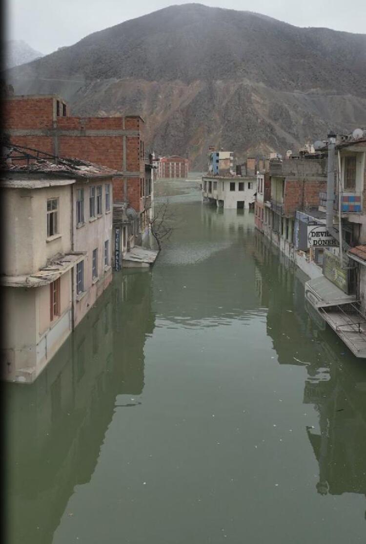 Doğup büyüdükleri yeri son kez uzaktan izlediler… Suya gömülen anılara veda 5