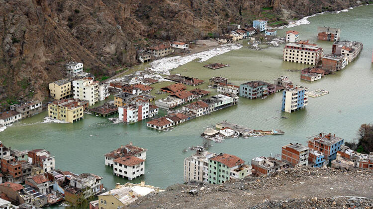 Doğup büyüdükleri yeri son kez uzaktan izlediler… Suya gömülen anılara veda 12