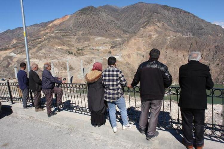 Doğup büyüdükleri yeri son kez uzaktan izlediler… Suya gömülen anılara veda 3