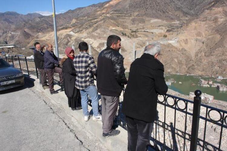 Doğup büyüdükleri yeri son kez uzaktan izlediler… Suya gömülen anılara veda 4