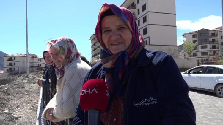 Doğup büyüdükleri yeri son kez uzaktan izlediler… Suya gömülen anılara veda 14