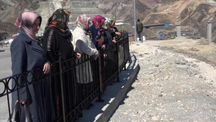 Doğup büyüdükleri yeri son kez uzaktan izlediler… Suya gömülen anılara veda 7