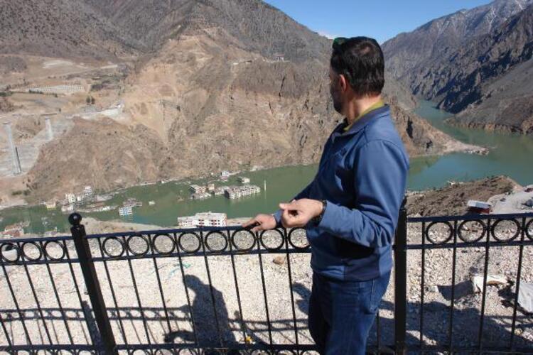 Doğup büyüdükleri yeri son kez uzaktan izlediler… Suya gömülen anılara veda 18