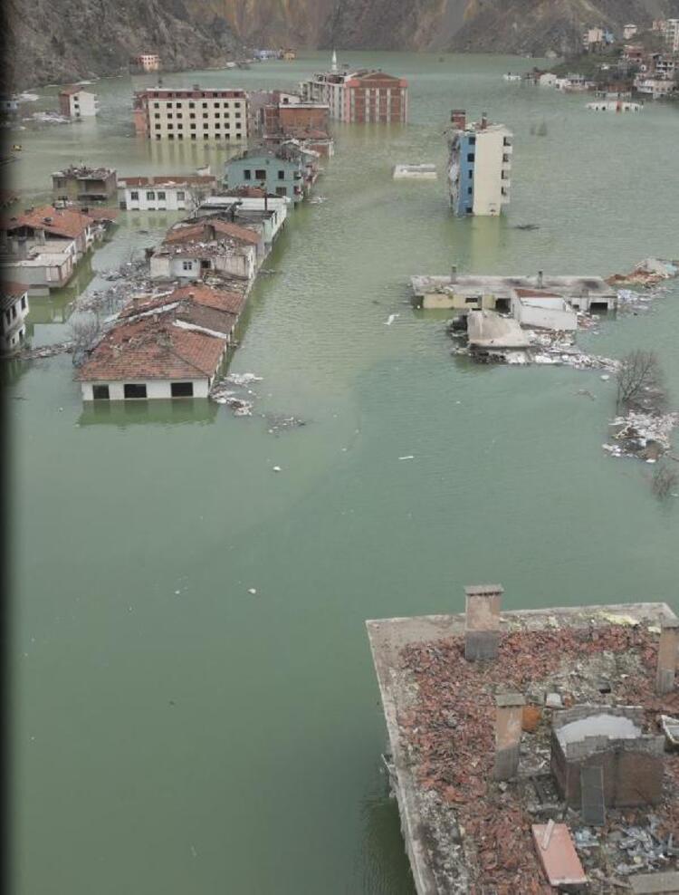 Doğup büyüdükleri yeri son kez uzaktan izlediler… Suya gömülen anılara veda 10