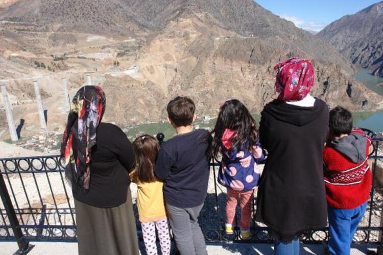 Doğup büyüdükleri yeri son kez uzaktan izlediler… Suya gömülen anılara veda 16